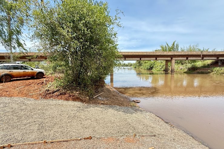 Imagem: Acesso ao rio Dourados agora é gratuito com a primeira rampa pública do estado. Acesso chega a custar R$50 por pessoa nas propriedades da região.