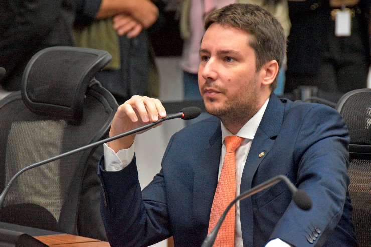 Imagem: Conforme o autor da proposta, deputado João Henrique, a decisão sobre a vacinação de crianças e adolescentes deverá ser tomada pelos pais ou responsáveis legais