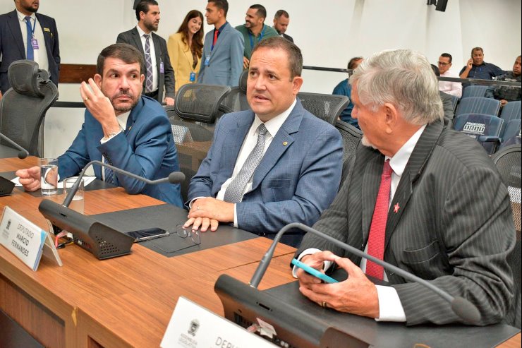 Imagem: Matéria é de autoria do deputado Marcio Fernandes (ao centro)