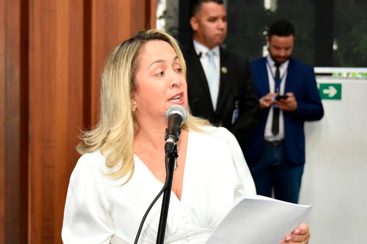 Imagem: Proposta legislativa de Lia Nogueira estende o benefício do Programa de Apoio à Mulher Trabalhadora e Chefe de Família às mães atípicas solos