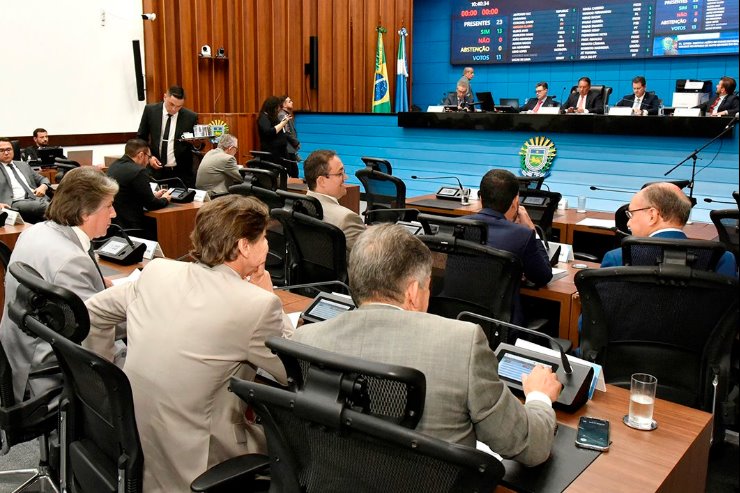 Imagem: Deputados estaduais analisam e votam os projetos durante a sessão plenária da Assembleia Legislativa 