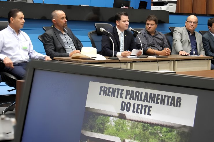 Imagem: Ao final da reunião, Renato Câmara vai abrir espaço para sugestões dos participantes sobre a programação do Seminário do Leite e da Manhã do Leite, previstos para acontecer ainda este ano na Assembleia Legislativa.