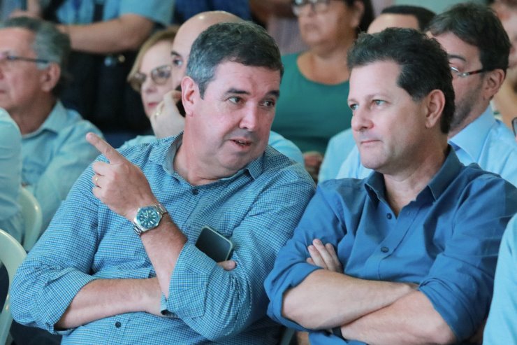 Imagem: Durante o lançamento do Proleite MS, o governador Eduardo Riedel conversa com o deputado Renato Câmara, presidente da Frente Parlamentar do Leite, que articulou ações essenciais para a construção do plano estadual