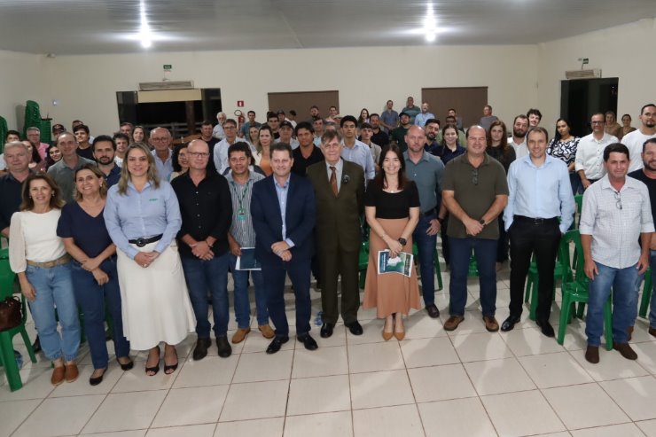 Imagem: A iniciativa foi promovida pela Assembleia Legislativa de Mato Grosso do Sul, por meio da Frente Parlamentar de Limites, Divisas Territoriais e Regularização Fundiária, presidida pelo deputado estadual Renato Câmara (MDB), com o objetivo de levar orientação técnica e jurídica sobre a necessidade de se ratificar os imóveis inseridos na faixa de fronteira. 