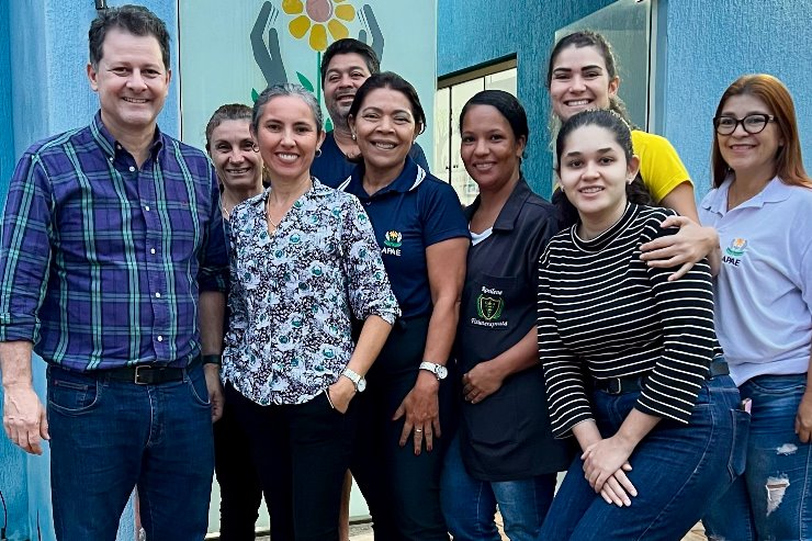 Imagem: Renato Câmara entrega emenda para a APAE de Guia Lopes da Laguna, que possibilitou a implantação da nova Sala Multissensorial para atender pessoas com deficiência intelectual e TEA.