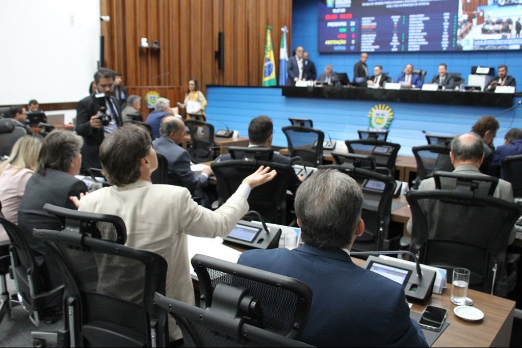 Imagem: Deputados estaduais analisam e votam os projetos durante a sessão plenária da Assembleia Legislativa 