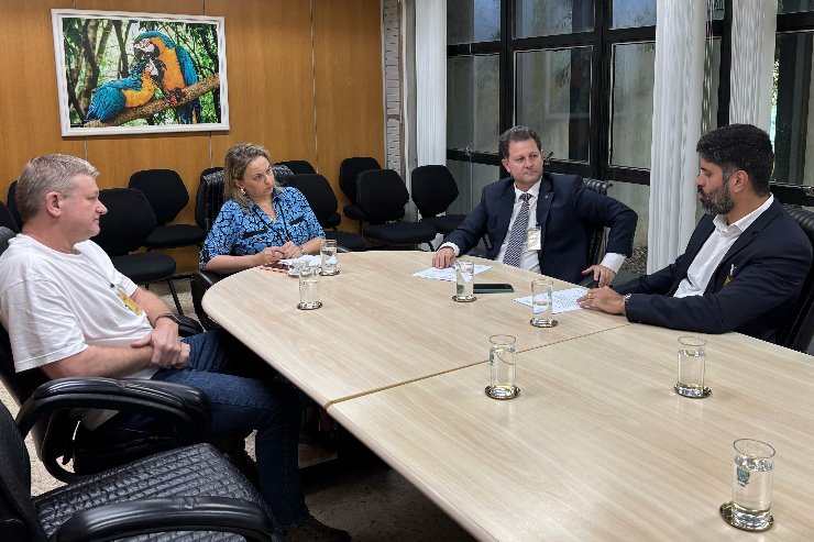 Imagem: Deputado Renato Câmara entrega à juíza auxiliar da Corregedoria do TJMS proposta de flexibilização cartorial para a ratificação de imóveis na faixa de fronteira, resultado dos seminários realizados pela Frente Parlamentar.