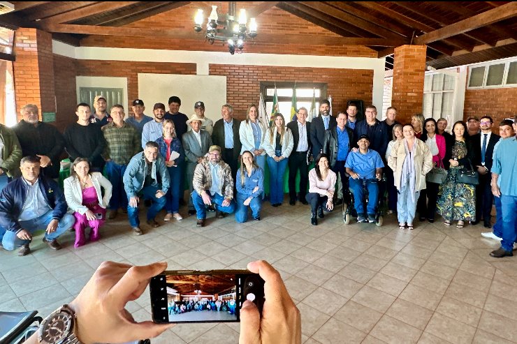 Imagem: Produtores rurais da região compareceram em busca de informações e soluções práticas para realizar a ratificação de seus imóveis — processo que representa a regularização fundiária junto ao Incra, conforme previsto na Lei Federal nº 13.178/2015.