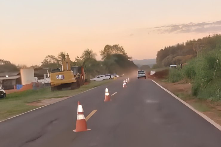 Imagem: Renato esteve na sede da Agesul, em Campo Grande, onde foi recebido pelo diretor-presidente Mauro Azambuja Rondon. Ele explicou a situação e solicitou uma solução para o problema. Logo após o período de chuvas, as máquinas começaram o trabalho no local.