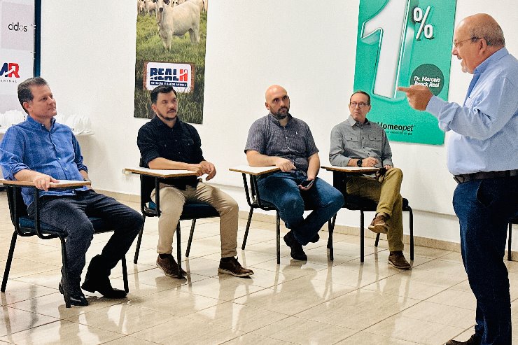 Imagem: Frente Parlamentar visita indústria a fim de conhecer iniciativas sustentáveis para cadeia do leite.