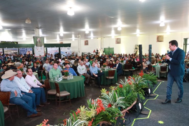 Imagem: Presidente da Frente Parlamentar da Suinocultura, deputado Renato Câmara discursa no 7º Fórum durante a Expoagro. Com atuação firme no setor, conquistou um canal direto de diálogo entre os produtores e o setor elétrico, dando voz e vez à suinocultura de Mato Grosso do Sul.