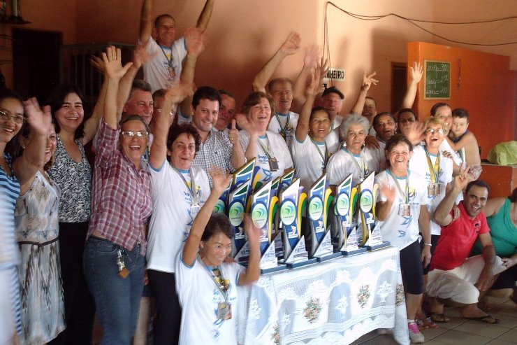 Imagem: Idosos celebram conquistas em projeto de assistência social voltado ao envelhecimento ativo e à valorização da pessoa idosa.