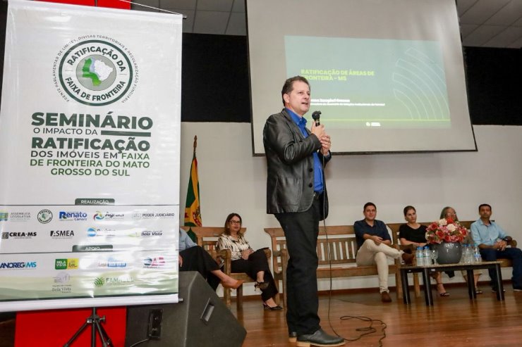 Imagem: O deputado estadual Renato Câmara, idealizador do Seminário da Ratificação de Terras na Faixa de Fronteira, discursou destacando a importância do tema para garantir segurança jurídica a quem produz na fronteira. O evento foi realizado por meio da Frente Parlamentar de Divisas, Limites Territoriais e Regularização Fundiária, da qual Renato é presidente