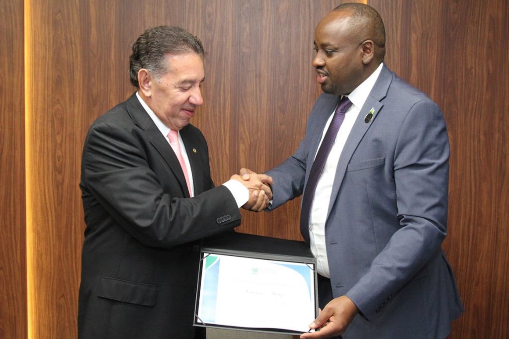 Imagem: "Este gesto simboliza o reconhecimento da Assembleia Legislativa à confiança depositada em nosso Estado", disse Gerson Claro