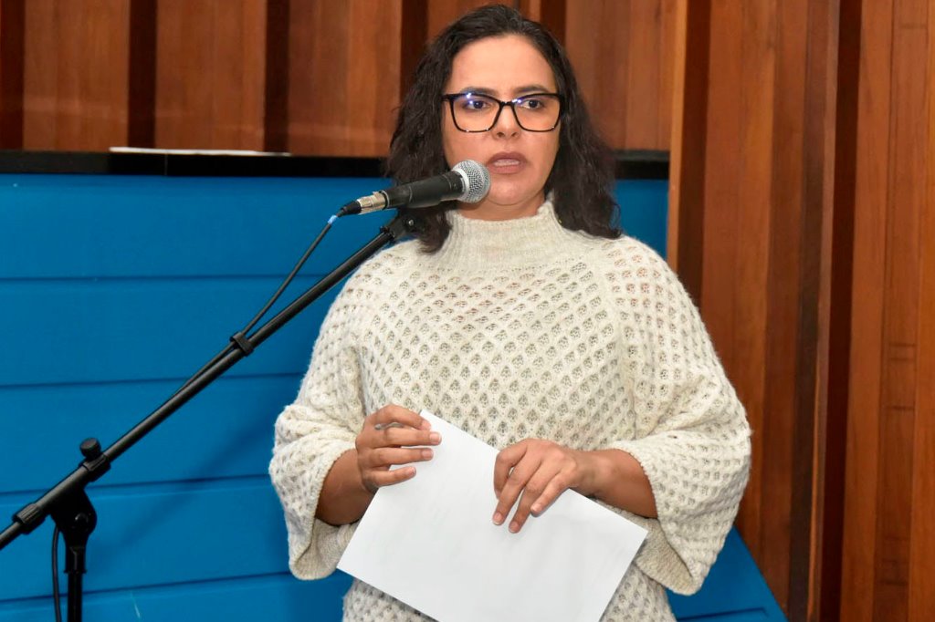 Imagem: Deputada Gleice Jane usando a palavra durante sessão plenária; parlamentar é a autora do projeto