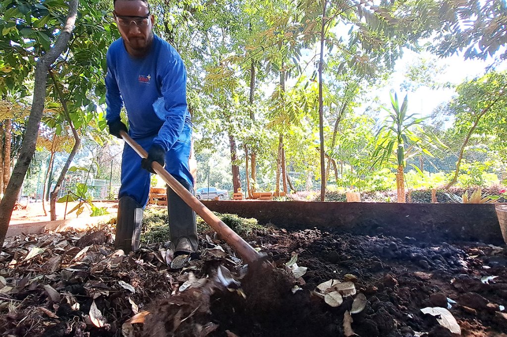 Imagem: Borra de café é misturada com poda de grama em compostagem aeróbica, que nutre o solo e as plantas da ALEMS