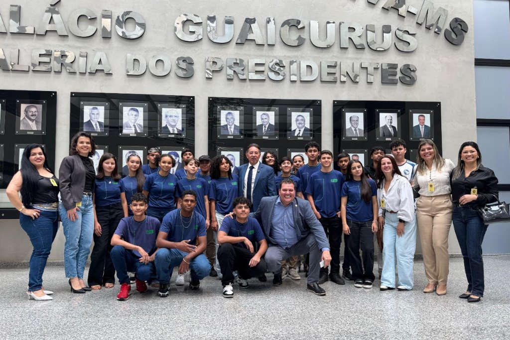 Imagem: Estudantes da Escola Estadual Marcília Augusto Pinto, de Iguatemi, visitaram a ALEMS nesta quinta-feira