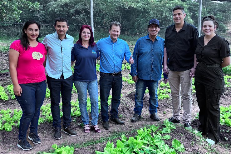 Imagem: Na manhã desta sexta-feira, Renato Câmara (ao centro), presidente da Comissão de Meio Ambiente da Assembleia Legislativa, participou da revitalização do Horto Florestal de Bela Vista, reforçando o compromisso com ações ambientais concretas no município.