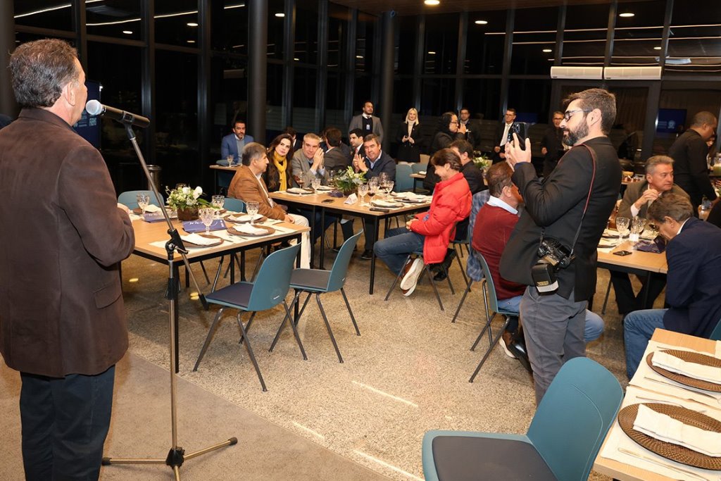 Imagem: Deputado Gerson Claro saúda os convidados no primeiro jantar de trabalho realizado no refeitório da ALEMS, inaugurado em abril deste ano