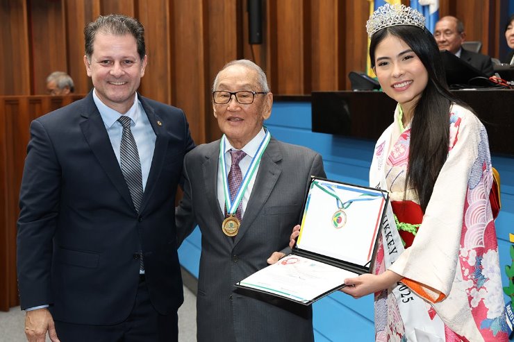 Imagem: A família Yamanari representa o senhor Massaaki na solenidade e recebe, emocionada, a homenagem entregue por Renato Câmara em reconhecimento à sua contribuição à cultura japonesa em Dourados.