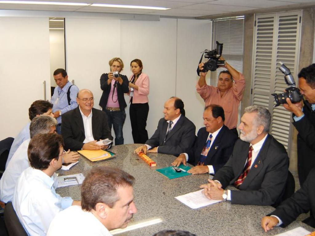 Imagem: Prefeito Laerte Tetila reunido com deputados na Assembléia Legislativa