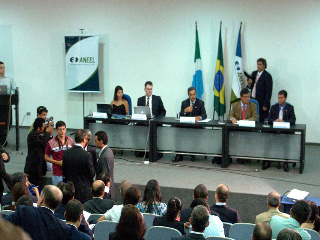 Imagem: Antes de audiência hoje, deputados se reuniram com representante da Aneel ontem