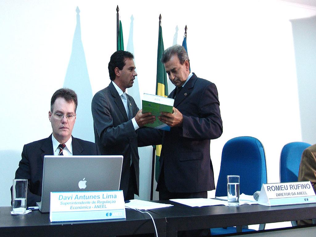 Imagem: Dep. Marcos Trad entrega o relatório final da CPI ao Diretor da ANEEL