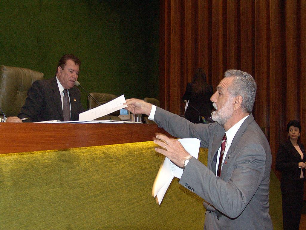 Imagem: Deputado Pedro Teruel recebe cópia do projeto da defensoria