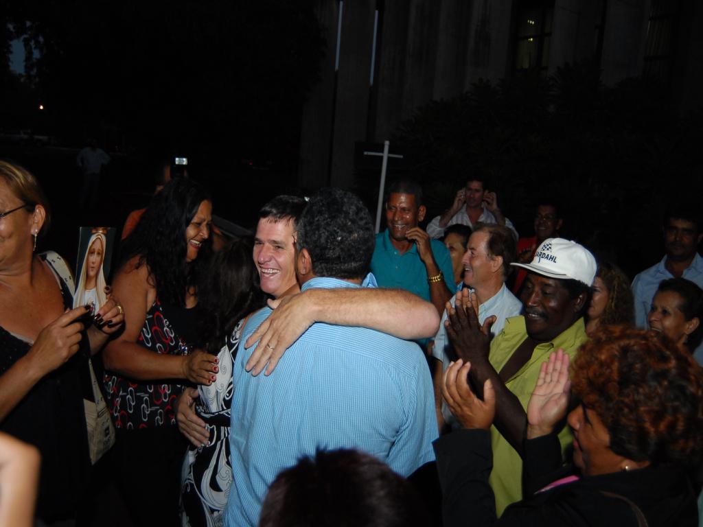 Imagem: Eleitores comemoram com Artuzi