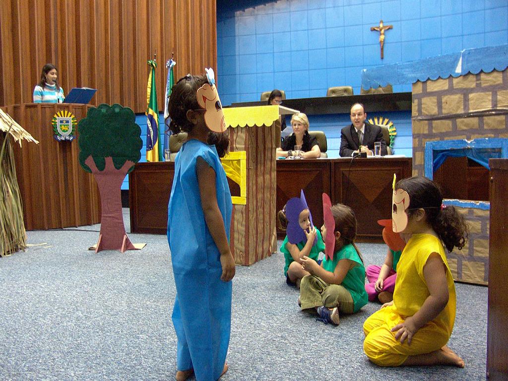 Imagem: Crianças do Ceinf Felipe Safadi Nogueira encenaram "Os Três Porquinhos" durante a abertura do evento. 