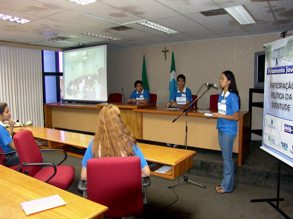 Imagem: Deputados estudantes participam de sessão mensal