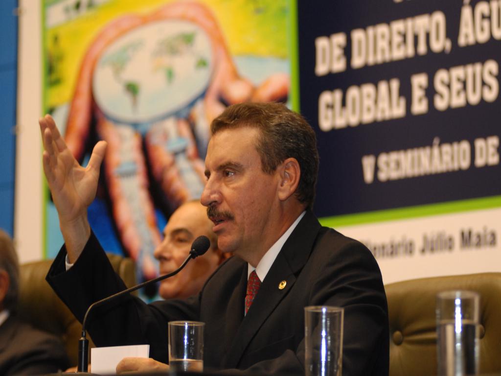 Imagem: Paulo Corrêa discursa na abertura dos seminários