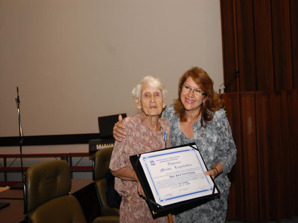 Imagem: Dona Dedé recebe Comenda de Dione Hashioka