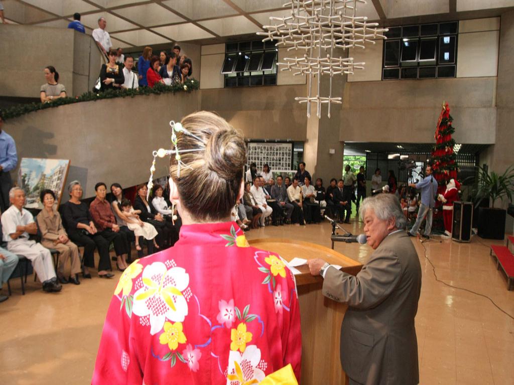 Imagem: Deputado Akira Otsubo discursa para a platéia