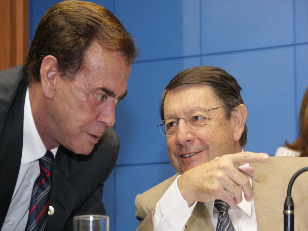 Imagem: Deputados Antônio Braga a esquerda e Ary Rigo conversam em sessão plenária