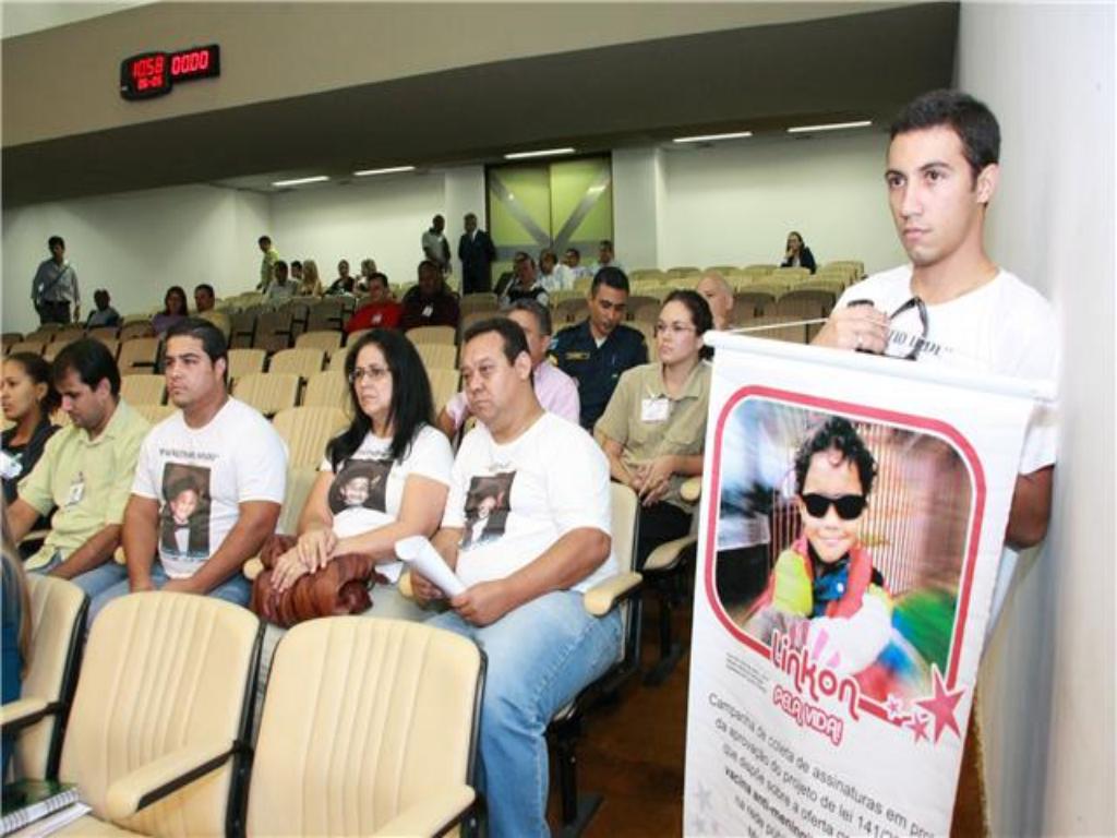 Imagem: Familiares dos meninos Linkon e Luís Gustavo, que faleceram no ano passado vítimas da meningite baceriana