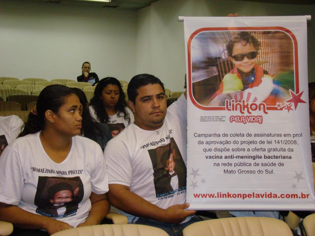 Imagem: Pais de garoto Linkon, que faleceu no ano passado vítima da doença 