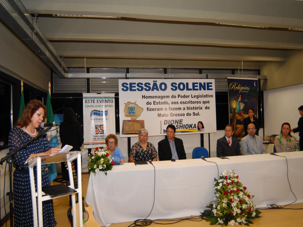 Imagem: Dione Hashioka homenageia escritores sul-mato-grossenses    