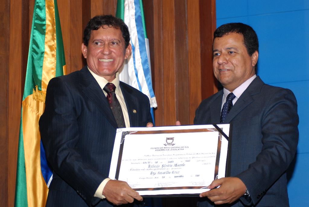 Imagem: Rubênio recebe a homenagem do Dep. Amarildo