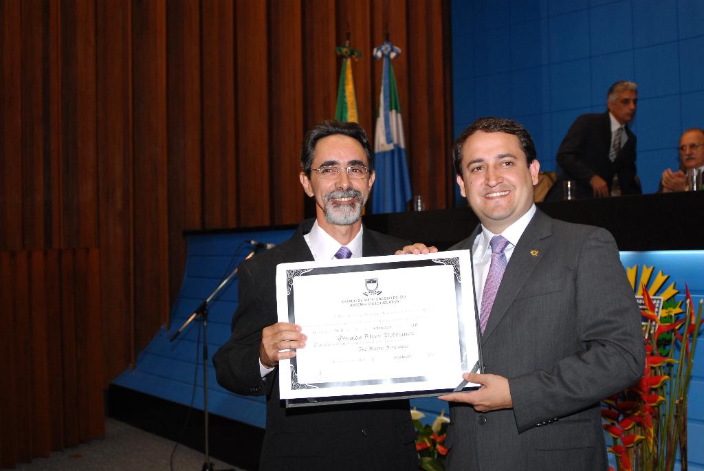 Imagem:  Osvaldo Alves Rodrigues recebe título de cidadão do Dep. Marcio Fernandes