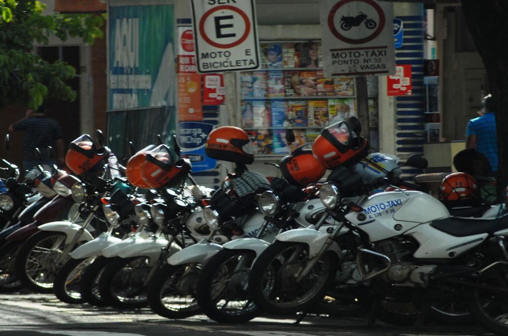 Imagem: Pela lei, os mototaxistas devem disponibilizar tocas descartáveis aos clientes.