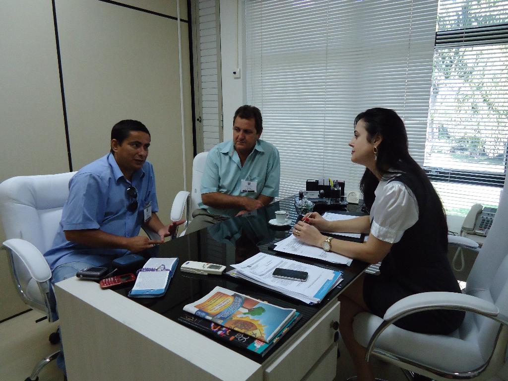Imagem: Mara Caseiro conversa com Takeshi e ex-presidente da Câmara de Bela Vista