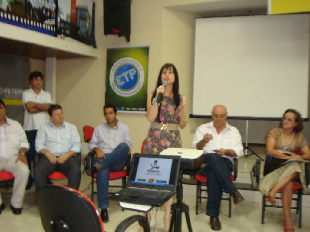 Imagem: Deputada Mara discursa durante audiência do Pronatec