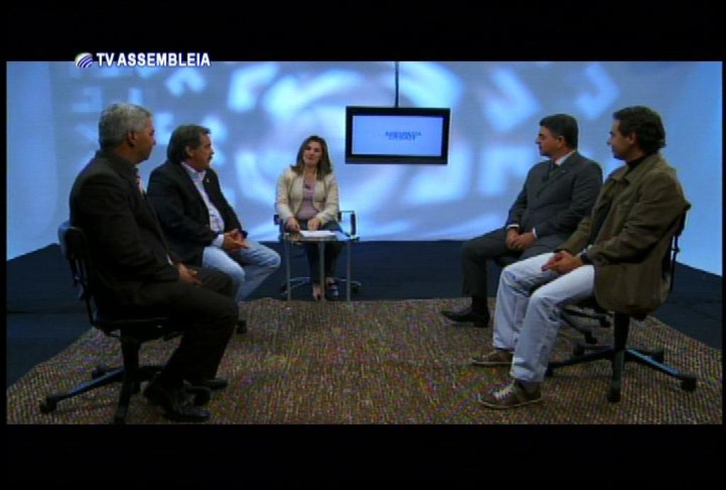 Imagem: Jornalista Glaucia Jandre intermediou debate com deputados a respeito da troca de nome de MS.