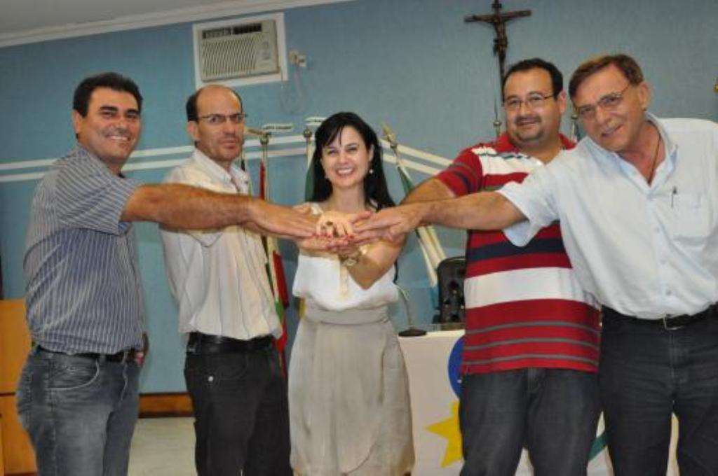 Imagem: Mara ao lado de lideranças que pretendem disputar a prefeitura