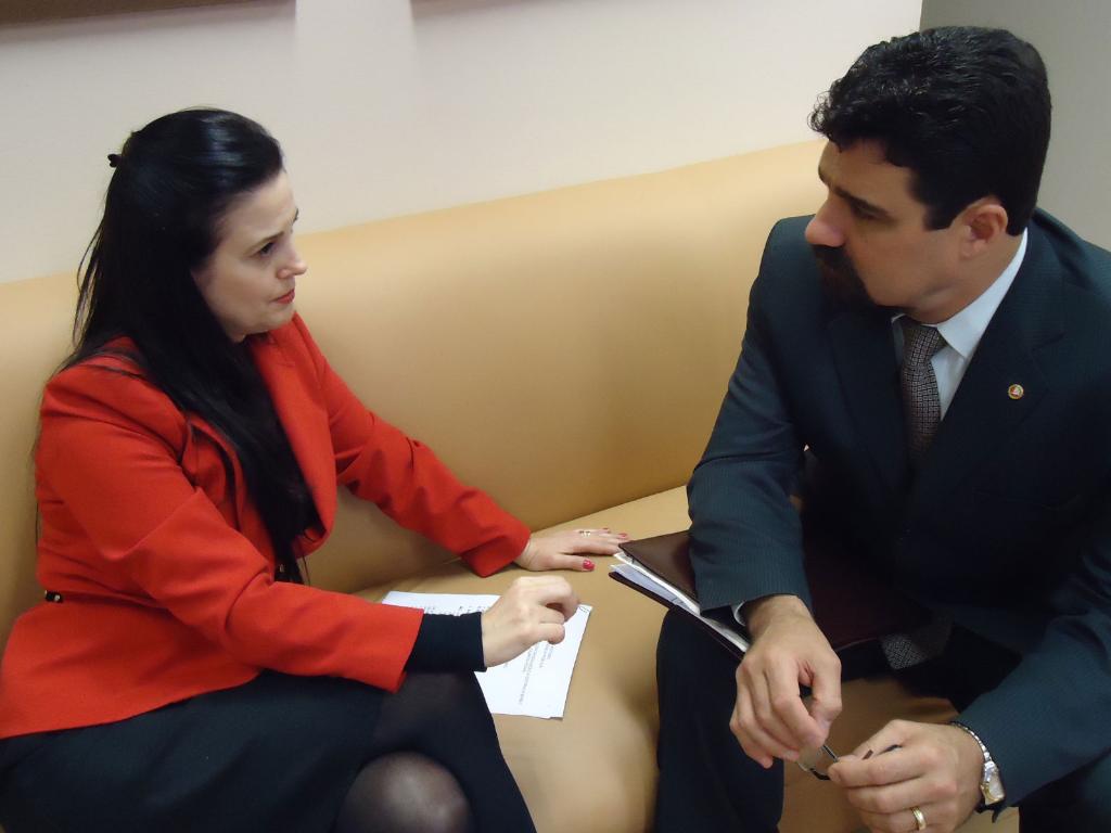 Imagem: Mara ao lado do promotor Sérgio Harfouche