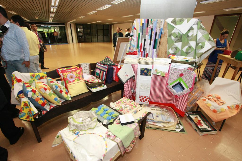 Imagem: Saguão Arte Mulher Nelly Martins se transformou em feira de artesanatos dos servidores.