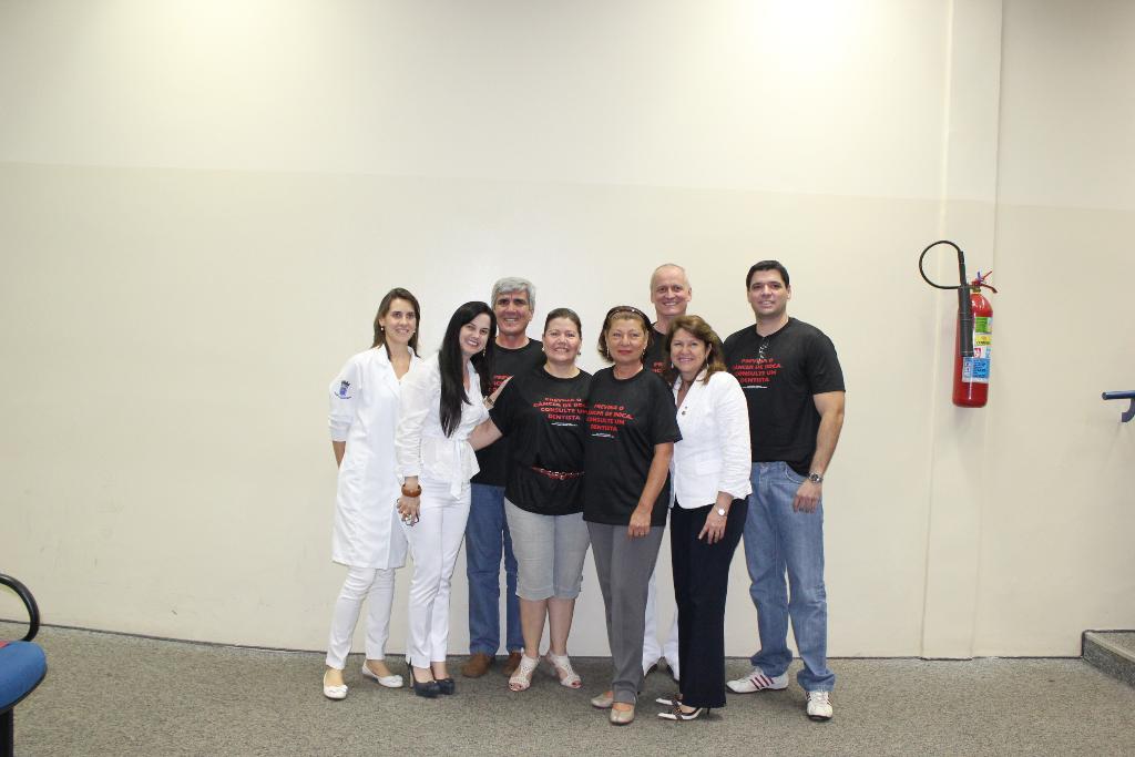 Imagem: Mara e outros odontólogos durante abertura do evento