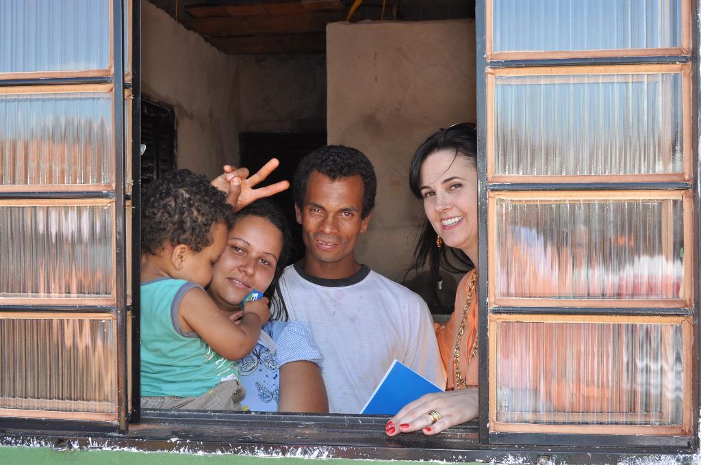 Imagem: Mara junto com os novos moradores do conjunto