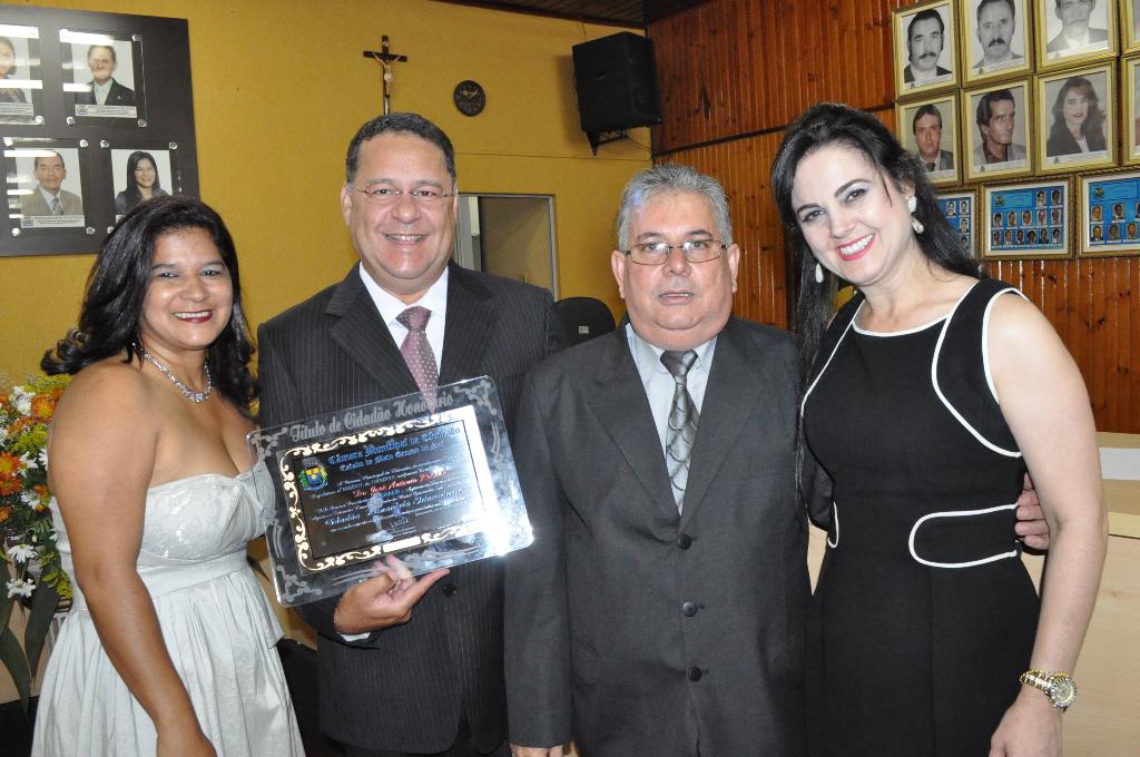 Imagem: Mara junto com vereadores e Roldão, diretor da Agraer